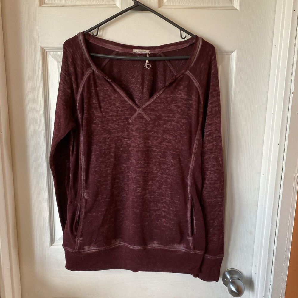 Urbanology Women’s Sweatshirt V Neck Size Medium Burgundy V Neck Lightweight